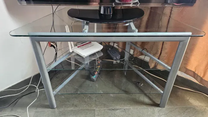 Mesa de Vidro para TV com Prateleiras - Design Moderno