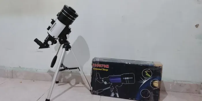 Telescópio F30070M em ótimas condições, com adaptação no tripé 