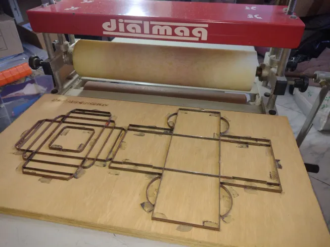 Máquina de corte e vinco manual usada 40cm, mais 13 facas.