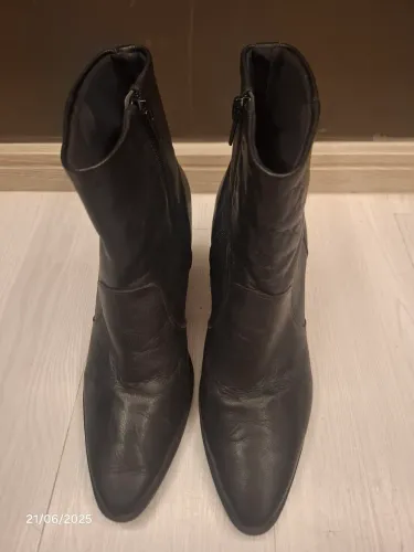 Bota de couro preta tamanho 37