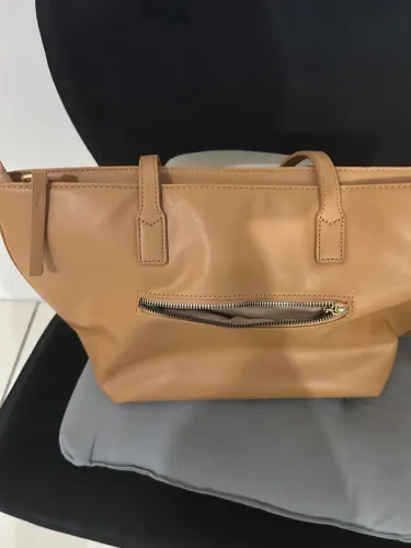 Bolsa de mão em couro sintético na cor caramelo