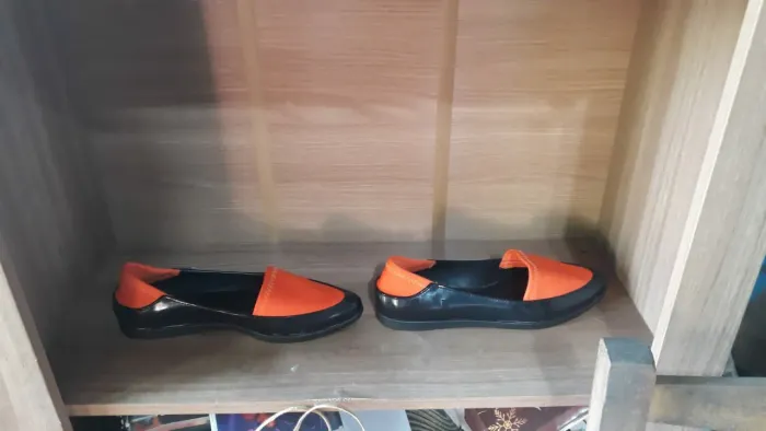 Sapatilhas femininas laranja e preta