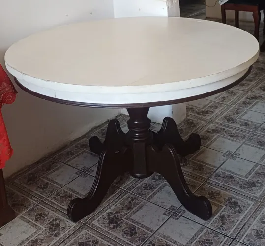 Mesa redonda de madeira Imbuia