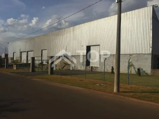 Locação de 3 excelentes galpões em ótima localização no CEAT, sendo cada galpão com com 10