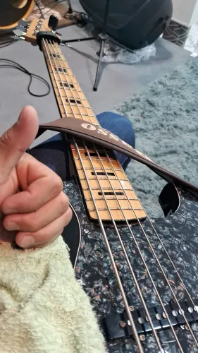 Baixo 5 cordas em ótimo estado