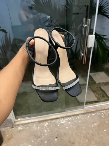 Sandália preta com stras