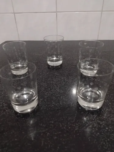 Vendo lindo conjunto antigo de copos para licor de cristal em alto relevo 