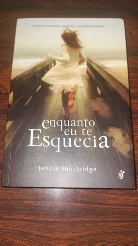 Enquanto eu te esquecia - Jennie Shortridge - Novo