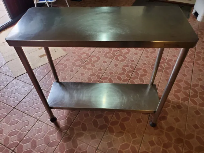 Mesa em inox (InoxBrasil) Medidas:100x40x90 cm