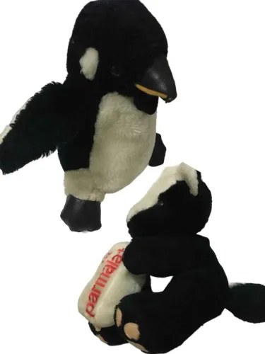 pelúcias pinguim e gambá