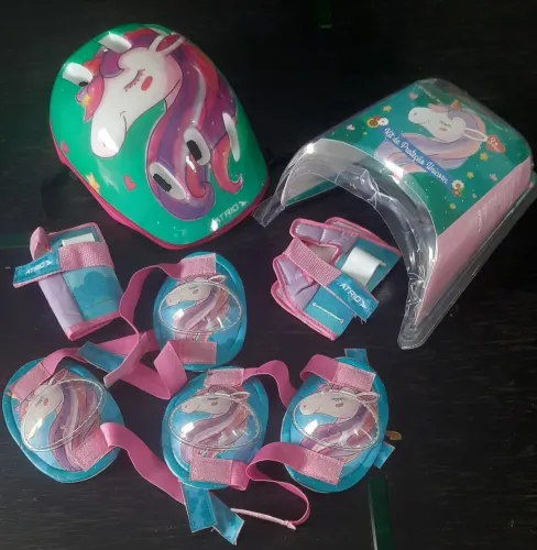 Capacete Cotoveleiras Joelheiras e Luvas Infantil Unicorn