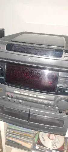 Aparelho de som aiwa v=50 com as cxs 