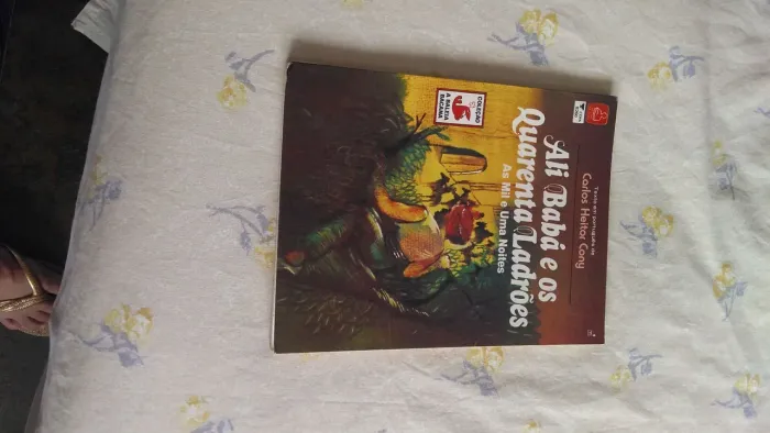 Livro Ali Babá e os Quarenta Ladrões - As Mil e Uma Noites