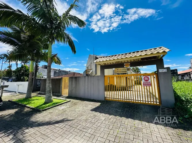 Sobrado em Caiobá com condomínio baixo - Matinhos