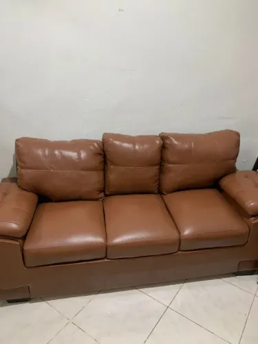 Sofá 3 lugares em couro..