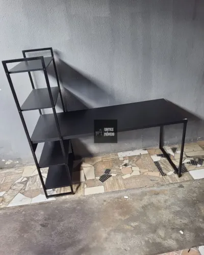 Mesa com 4 prateleiras, 1.50x60 escritório 