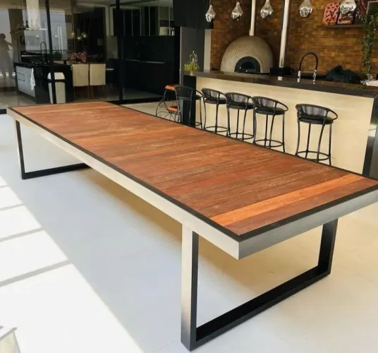 Mesa de jantar rústica com design moderno