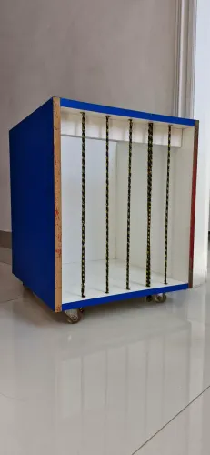 Caixa organizadora com rodinhas e elásticos.