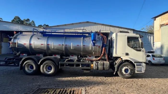 Vendo ou Troco Caminhão Tanque Volvo VM260 