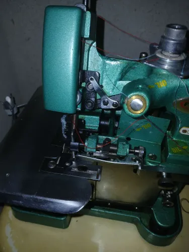 Vendo Máquina de Costura Overlock chinesinha Semi-industrial.