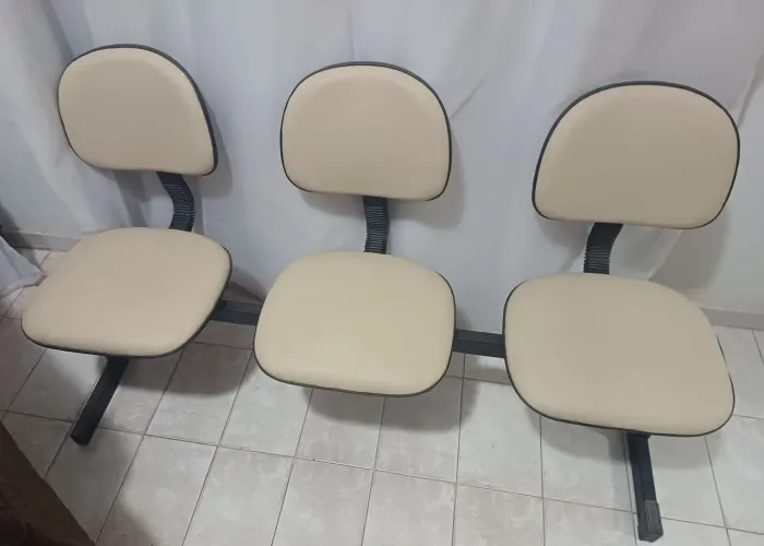 Vendo Longarina Secretário 3 lugares