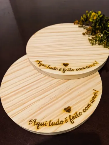 Tábua redonda "Tudo é feito com Amor"