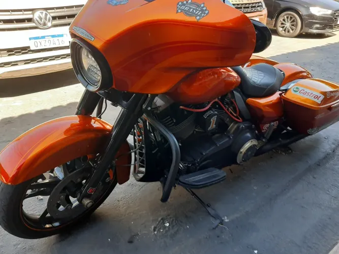 Dispenso curiosos lHarley Davidson street glide cvo customizada exclusiva