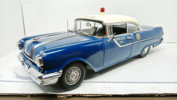 Miniatura Pontiac 1955 Star Chief Police 1/18