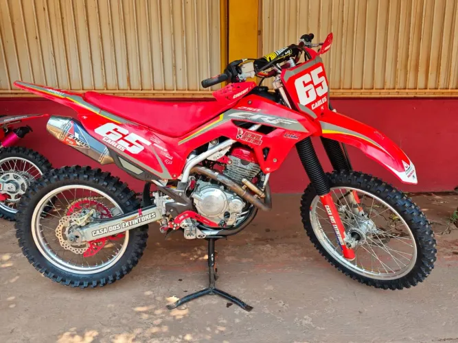 Moto crf muito boa 