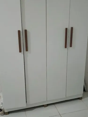 Um guarda roupa de solteiro branco