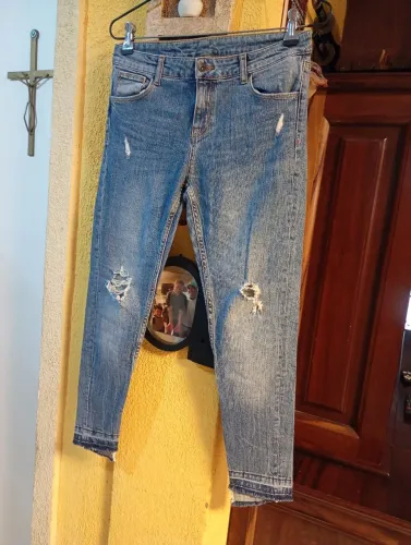 Calça jeans feminina cós alto com elastano e detalhes em rasgo 40 ( ZARA)