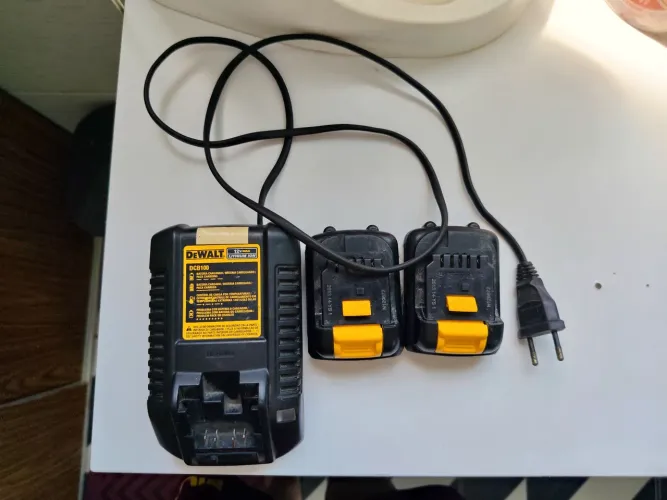 Carregador + 2 baterias de parafusadeira Dewalt