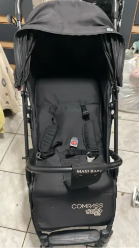 Carrinho de bebê preto