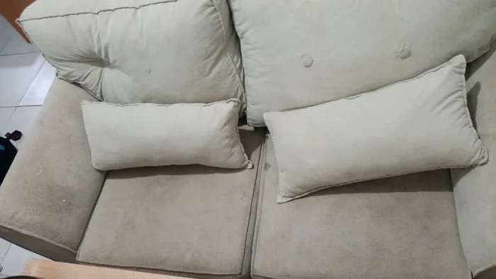 Sofá sem rasgos pra vender ligeiro precisa só de limpeza 