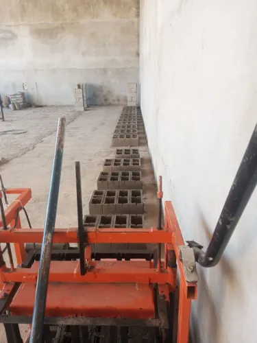 Vendo-maquina para fabricar blocos e canaletas