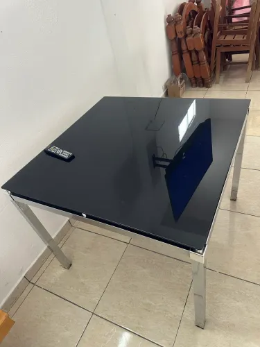 Mesa quadrada com tampo de vidro preto e com pés cromado