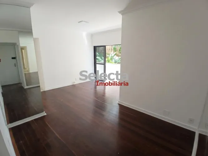 Apartamento totalmente reformado com 2 quartos, suíte, varanda e infraestrutura completa n