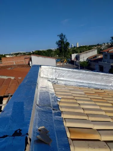 Aplicação de manta asfáltica .