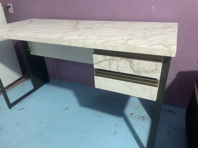 Mesa de escritório marmorizada