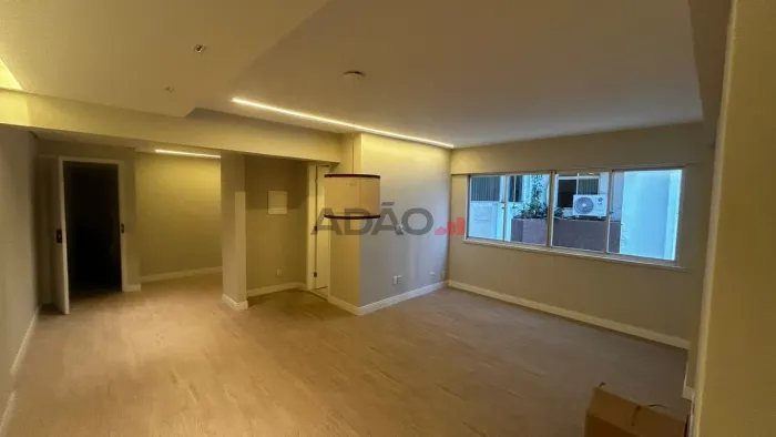 Apartamento 2 Quartos, 1 Suíte,garagem subsolo, portaria eletrônica, recém reformado.