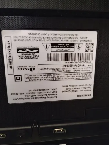 2 TVs de 50 polegadas uma Samsung e a outra tcL