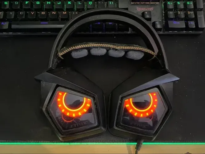 Headset Gamer Asus STRIX 7.1 Dobrável Com Iluminação lateral e Controle Individual
