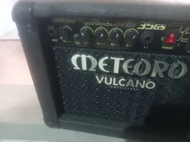 Cubo para guitarra Meteoro Volcano para estudos e fazer um som tranquilo