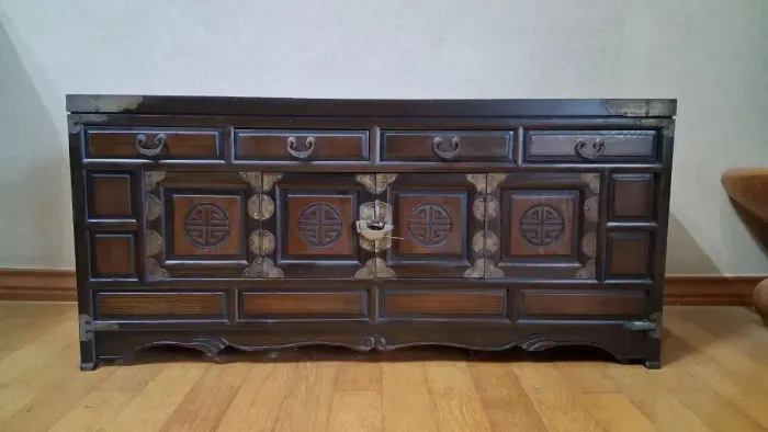 Uma cômoda tradicional coreana feita de madeira de paulownia 100×32× 50