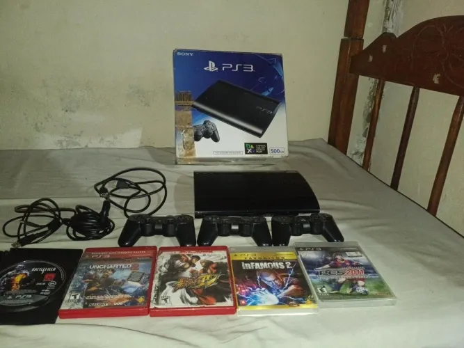 PS3 Slim 500GB COMPLETO - COM CAIXA + 3 CONTROLES + 5 JOGOS