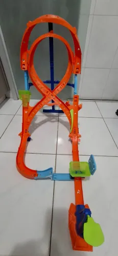 Hot wheels pista action circuito vertical em 8
