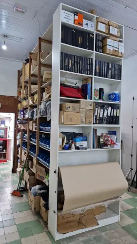 Prateleira para estoque em madeira e mdf com nichos