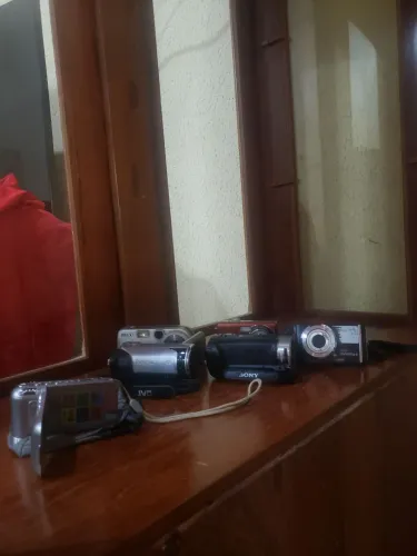 Vendo essas 3 filmadoras e 3 câmeras fotográficas. 