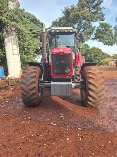 TRATOR AGRÍCOLA 