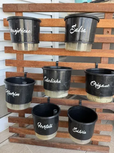 Horta vertical auto irrigável
